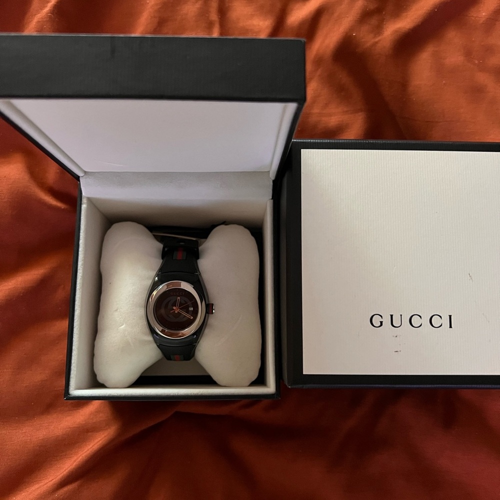 Gucci Black and Silver Unisex Watch